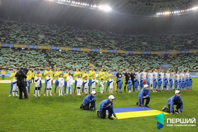 Гравців збірної на матч зі словаками виводили юні футболісти з Луцька