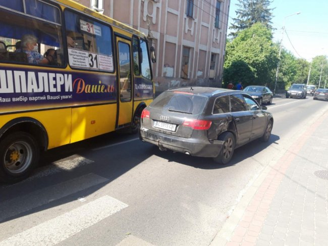 У Луцьку водійка Audi хотіла «проскочити» та пошкодила тролейбусу бампер. ФОТО