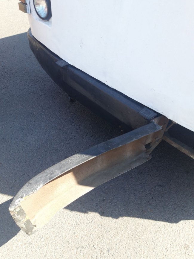 У Луцьку водійка Audi хотіла «проскочити» та пошкодила тролейбусу бампер. ФОТО