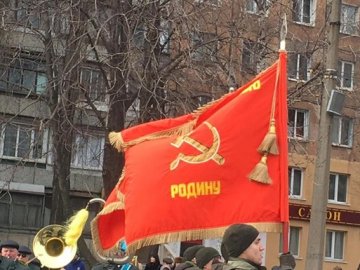 Радянські прапори на параді в Кривому Розі: призначили службове розслідування