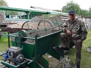Волинянин сортує картоплю за допомогою спеціального агрегату
