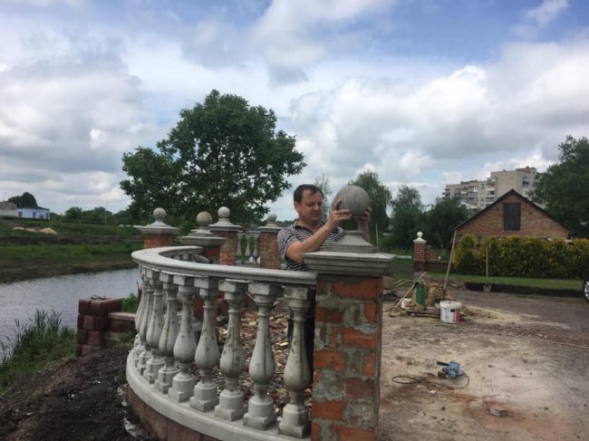 Волинянин подарував рідному місту власноруч облаштовану терасу