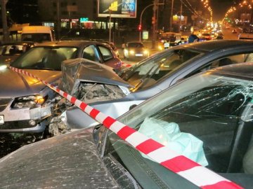 У Києві зіткнулися 4 авто: постраждала вагітна жінка
