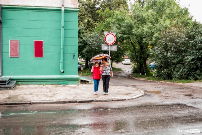 Парасольки і калюжі: дощовий день у Луцьку. ФОТО