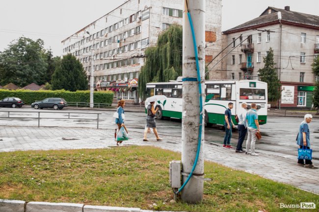 Парасольки і калюжі: дощовий день у Луцьку. ФОТО