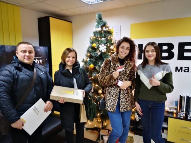 В акції від «Інвестора»  подарунок виграла  популярна луцька блогерка*