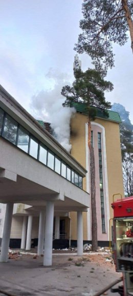 Після ворожих обстрілів горів Державний податковий університет в Ірпені. ФОТО