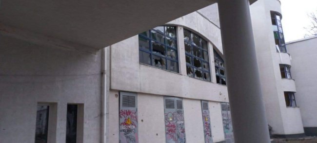 Після ворожих обстрілів горів Державний податковий університет в Ірпені. ФОТО