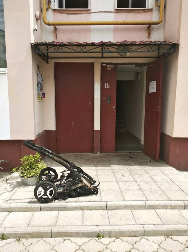 У Луцьку через підпал візочків  пошкодилися двері у під'їзді. ФОТО