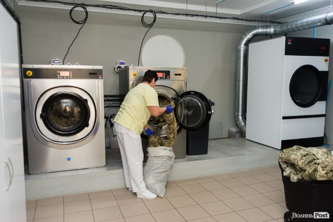 Чому брудну куртку, пальто чи пуховик варто віддати до екопральні і як це зробити у Луцьку*
