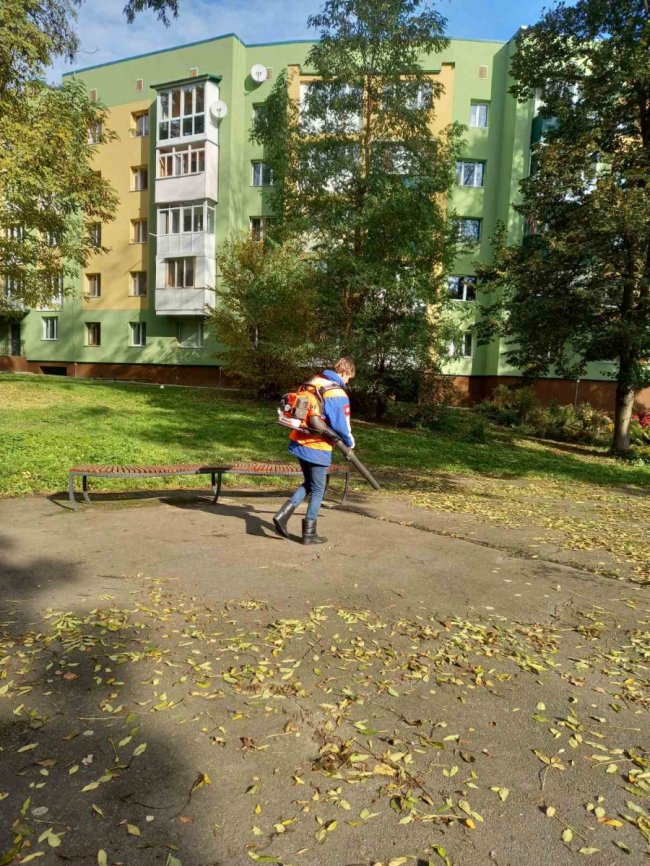 Заміна віникам: у місті на Волині двірники прибиратимуть вулиці повітродувками. ФОТО
