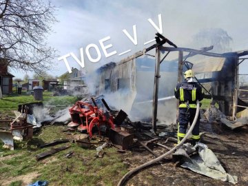 На Волині згорів гараж з автомобілем