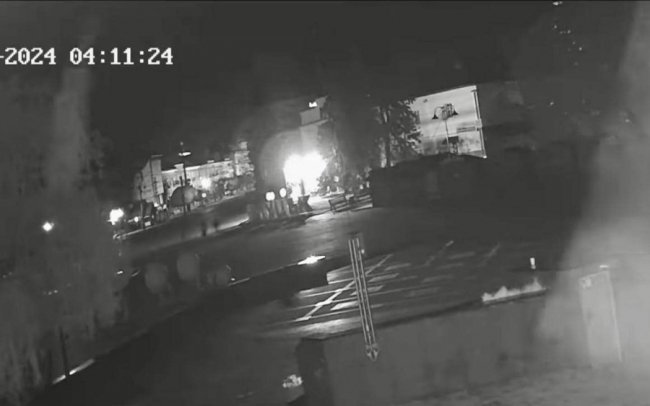 У Луцьку неповнолітні вирвали великодні декорації та пошкодили камеру спостереження. ФОТО, відео