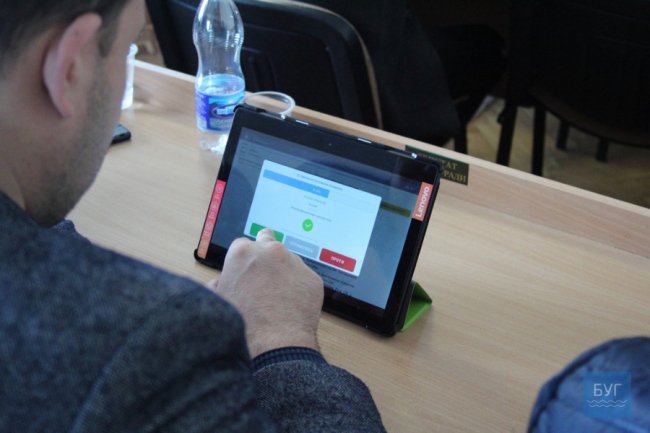 У Нововолинській міськраді депутати відтепер голосують за допомогою планшетів