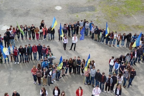 Патріотичний флешмоб луцьких студентів. ФОТО