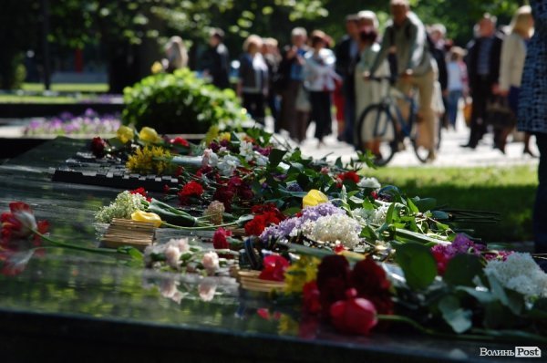 9 травня у Луцьку: квіти, сльози та молитви. ФОТО