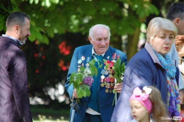 9 травня у Луцьку: квіти, сльози та молитви. ФОТО