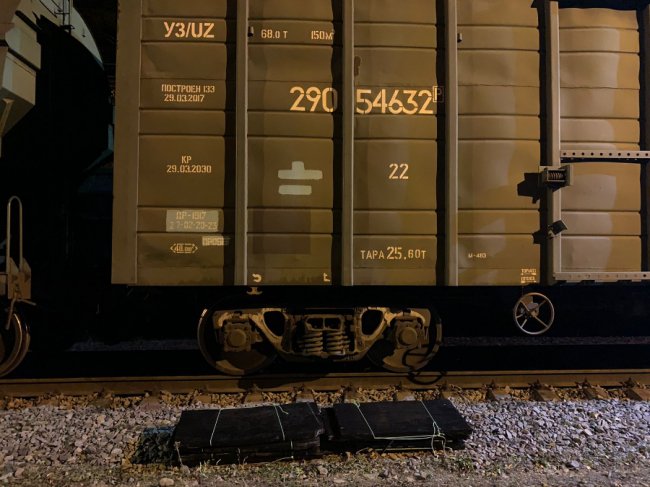 На волинському кордоні у вантажному потязі виявили контрабанду. ФОТО