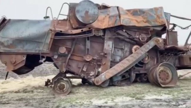 Українські фермери привезли на кордон з Польщею знищену росіянами техніку