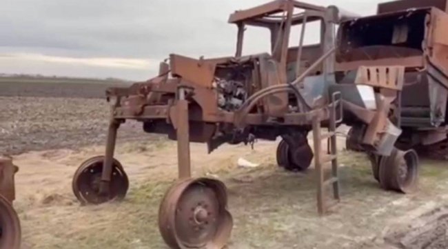 Українські фермери привезли на кордон з Польщею знищену росіянами техніку