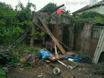 Луцькі муніципали знесли сараї-розвалюхи. ФОТО
