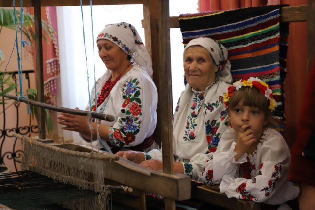 83-річна волинянка тче килими без окулярів. ФОТО