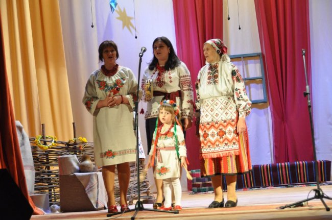 83-річна волинянка тче килими без окулярів. ФОТО