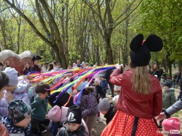 У парку Героїв Майдану та Небесного Легіону в Луцьку запрацювала дитяча точка «Спільно». ФОТО