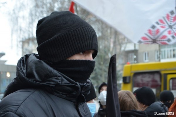 У Луцьку під прокуратуру принесли лампадки, серп і молот. ФОТО