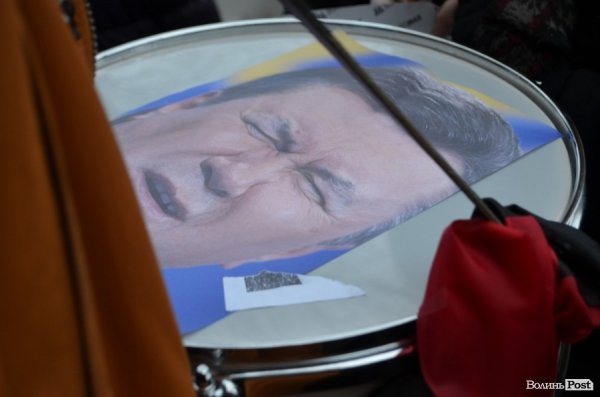 У Луцьку під прокуратуру принесли лампадки, серп і молот. ФОТО