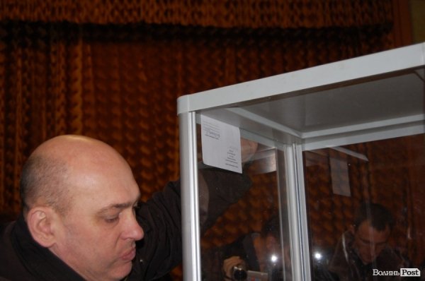 В одній з урн виявили і сторонній предмет - запрошення на вибори