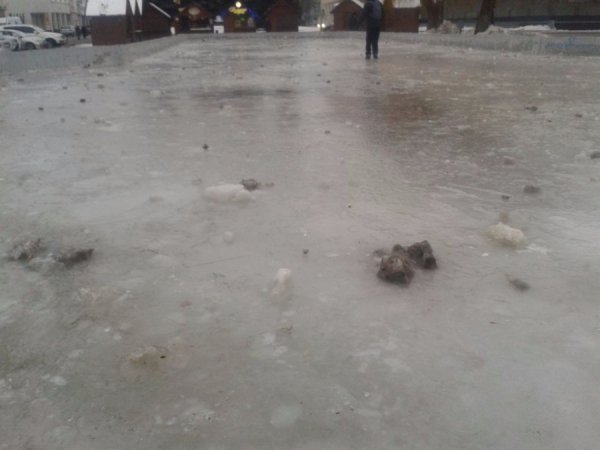 Депутат вважає, що ковзанка у центрі Луцька стала небезпечною