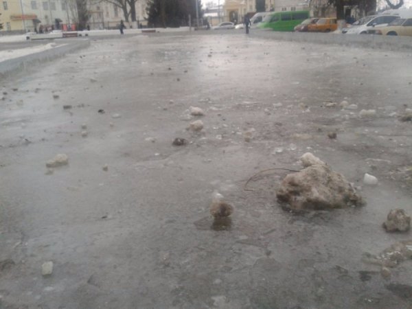 Депутат вважає, що ковзанка у центрі Луцька стала небезпечною