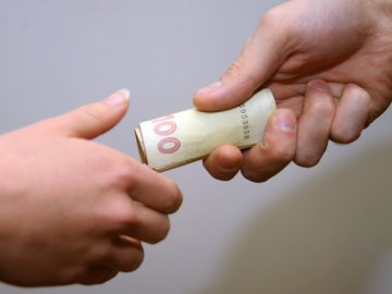 За хабарі митникам волинянина оштрафували