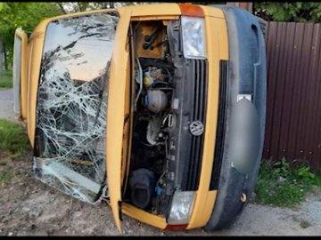 У Ковелі 20-річний хлопець на бусі вилетів на перехрестя і вчинив аварію. ВІДЕО