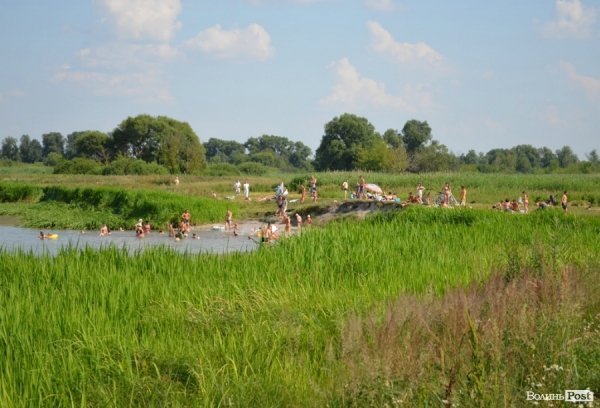 Спека змушує лучан роздягатися і лізти у міські водойми. ФОТО