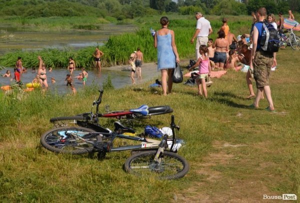 Спека змушує лучан роздягатися і лізти у міські водойми. ФОТО