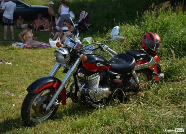 Спека змушує лучан роздягатися і лізти у міські водойми. ФОТО