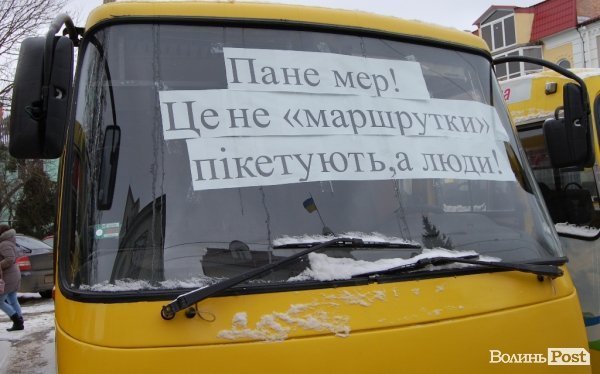 Водії під мерією обурені тим, що їх не помітили