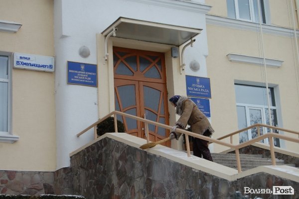 Водії під мерією обурені тим, що їх не помітили