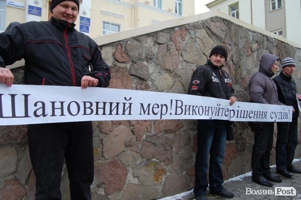 Водії під мерією обурені тим, що їх не помітили