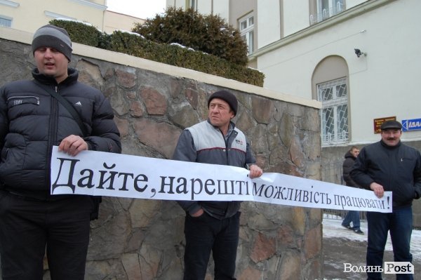 Водії під мерією обурені тим, що їх не помітили