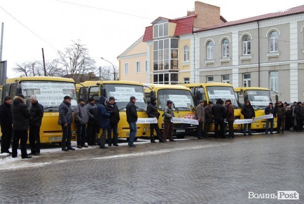 Водії під мерією обурені тим, що їх не помітили