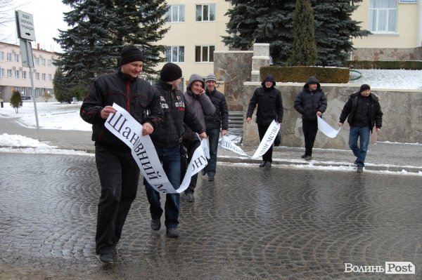 Водії під мерією обурені тим, що їх не помітили