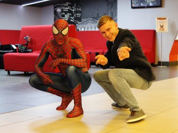 На допрем'єрі «Месників» у ПортCity глядачів зустрічав справжній Спайдермен. ФОТО*