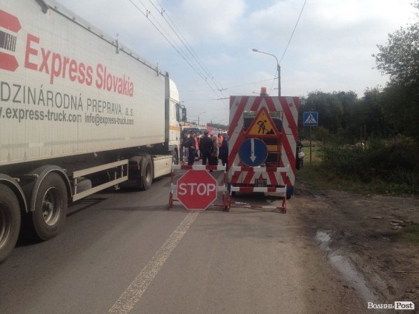 Волинські дорожники перекрили траси і вимагають заробітну платню. ФОТО