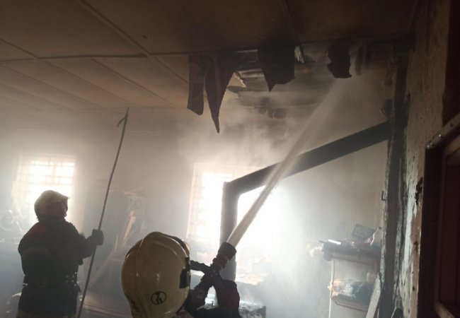 На Волині з охопленого вогнем будинку врятували жінку