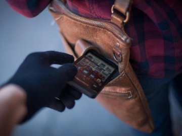 У Луцьку підліток вкрав у жінки телефон в медколеджі