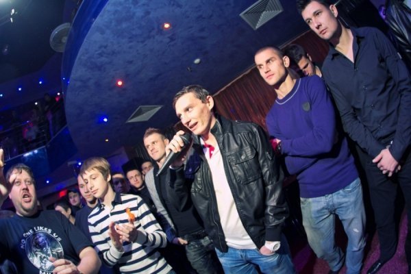 Воротар Максим Старцев (крайній справа), Сергій Пилипчук (другий справа), а мікрофон дали Олександру Насонову