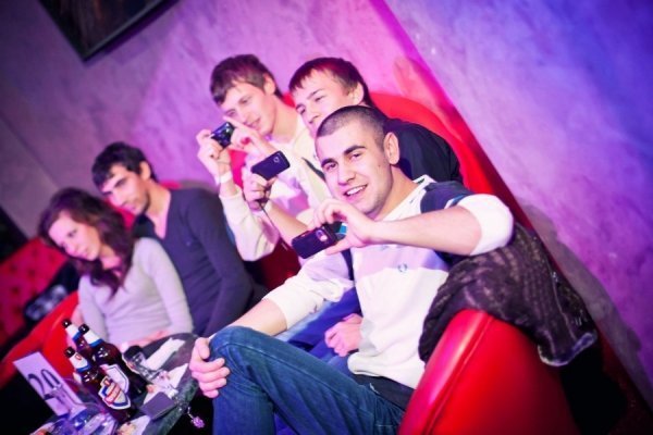 Здогадайтеся, кого фільмують ці гості